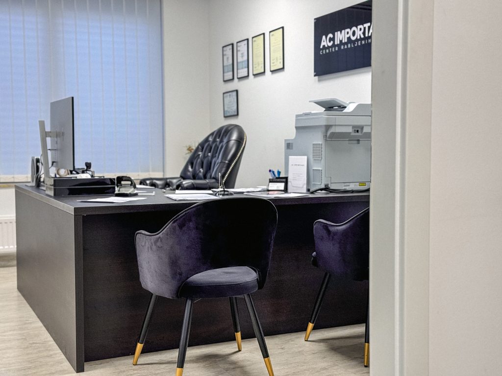 Notranjost pisarne AC IMPORTADO Celje – osebni pristop pri svetovanju in uvozu vozil.
