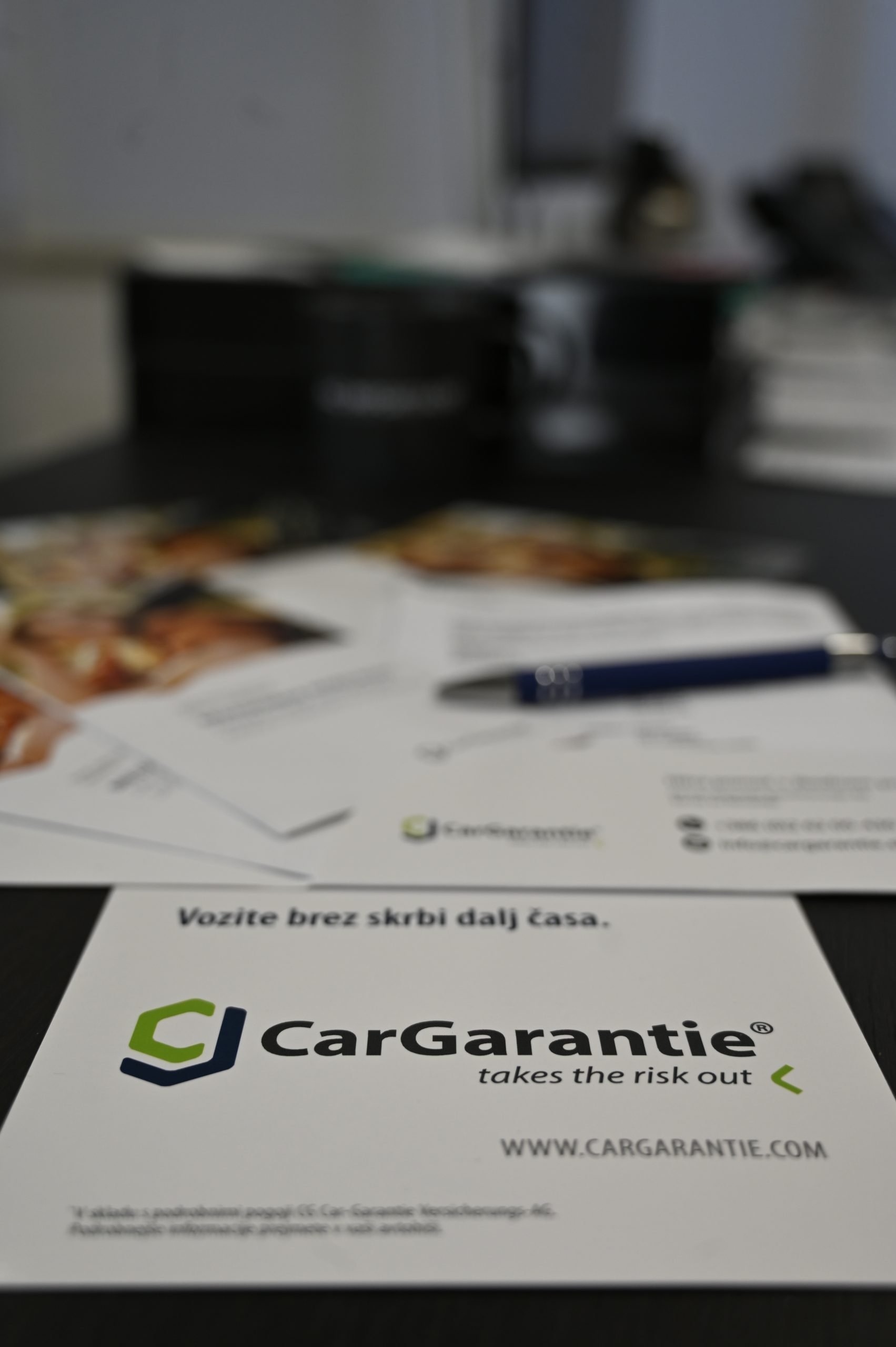 Dokumentacija dodatnega jamstva CarGarantie na mizi – jamstvo ob uvozu preverjenih vozil z AC IMPORTADO d.o.o.