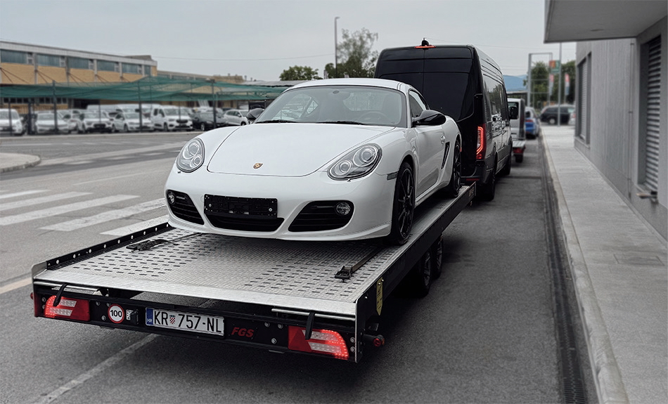 Odprti tip prikolice omogoča izjemno nizek nakladni naklon, kar je idealno za vozila z nizkimi spojlerji ali občutljivimi aerodinamičnimi elementi. AC IMPORTADO Transporti